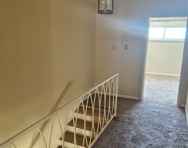 2711 Briarhurst Drive - Photo Thumbnail 4