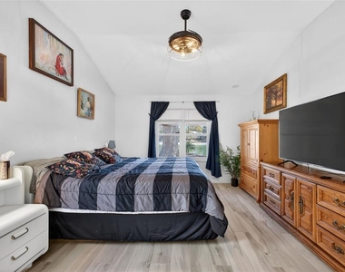 411 Del Mar Drive - Photo Thumbnail 5