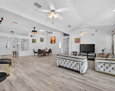 411 Del Mar Drive - Photo Thumbnail 4