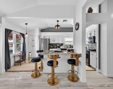 411 Del Mar Drive - Photo Thumbnail 16
