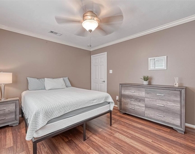 1204 Andrews Street - Photo Thumbnail 6