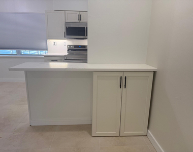 2725 Middle River Drive - Photo Thumbnail 4