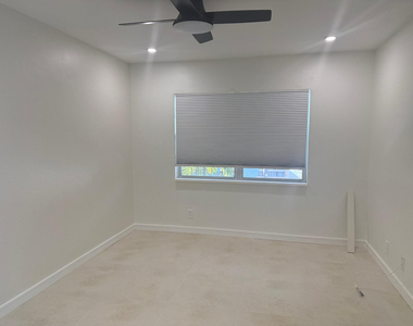 2725 Middle River Drive - Photo Thumbnail 9