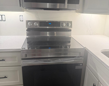 2725 Middle River Drive - Photo Thumbnail 7