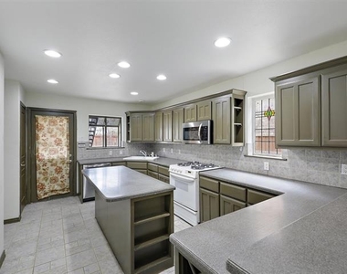 2824 Dyer Street - Photo Thumbnail 6