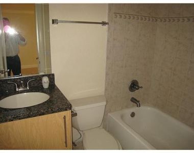 811 Ne 14th Place - Photo Thumbnail 5