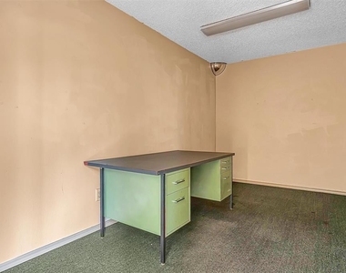 901 W Ring Drive - Photo Thumbnail 6