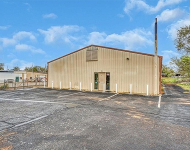 901 W Ring Drive - Photo Thumbnail 1