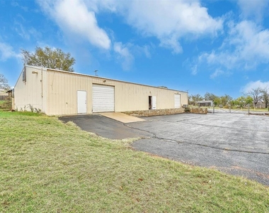 901 W Ring Drive - Photo Thumbnail 11