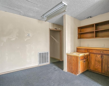 901 W Ring Drive - Photo Thumbnail 7
