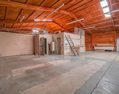 901 W Ring Drive - Photo Thumbnail 10