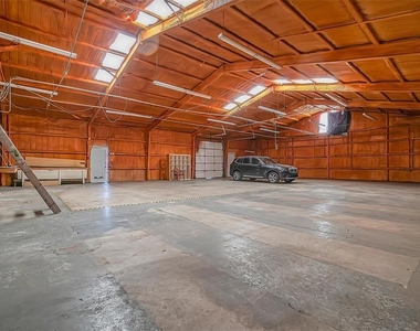 901 W Ring Drive - Photo Thumbnail 9
