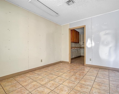 901 W Ring Drive - Photo Thumbnail 5