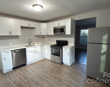 2900 Edsel Place - Photo Thumbnail 3