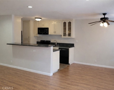 5403 Newcastle Avenue - Photo Thumbnail 12