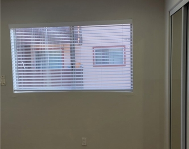 5403 Newcastle Avenue - Photo Thumbnail 16