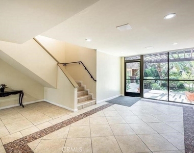 5403 Newcastle Avenue - Photo Thumbnail 5