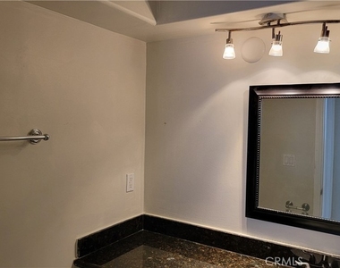 5403 Newcastle Avenue - Photo Thumbnail 20