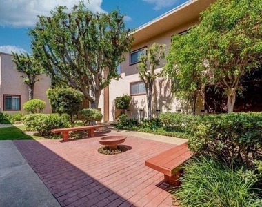 5403 Newcastle Avenue - Photo Thumbnail 8