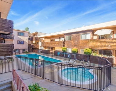 5403 Newcastle Avenue - Photo Thumbnail 4