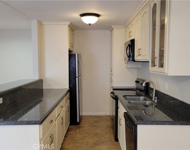 5403 Newcastle Avenue - Photo Thumbnail 14