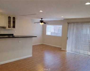 5403 Newcastle Avenue - Photo Thumbnail 11
