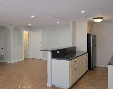 5403 Newcastle Avenue - Photo Thumbnail 13