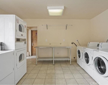 5403 Newcastle Avenue - Photo Thumbnail 7