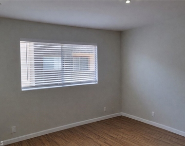 5403 Newcastle Avenue - Photo Thumbnail 17