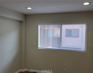 5403 Newcastle Avenue - Photo Thumbnail 15
