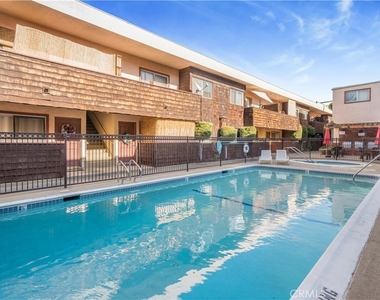 5403 Newcastle Avenue - Photo Thumbnail 22