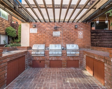 5403 Newcastle Avenue - Photo Thumbnail 9