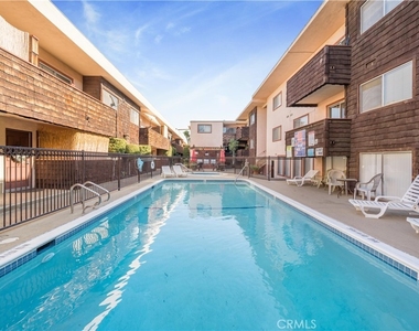 5403 Newcastle Avenue - Photo Thumbnail 2