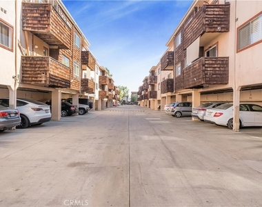 5403 Newcastle Avenue - Photo Thumbnail 3