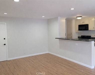 5403 Newcastle Avenue - Photo Thumbnail 10