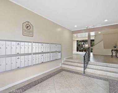 5403 Newcastle Avenue - Photo Thumbnail 6
