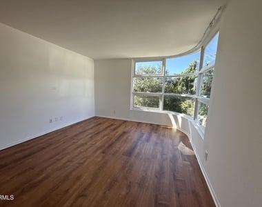 4018 Camero Avenue - Photo Thumbnail 2