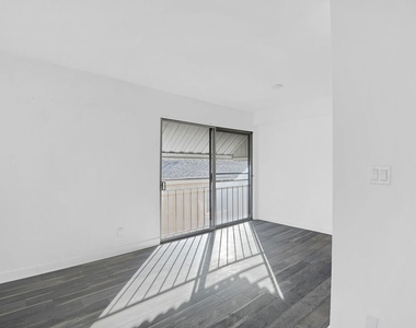 1610 S Beverly Glen Boulevard - Photo Thumbnail 3