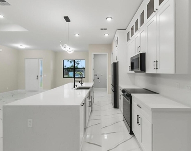 1143 Sw Estaugh Avenue - Photo Thumbnail 26