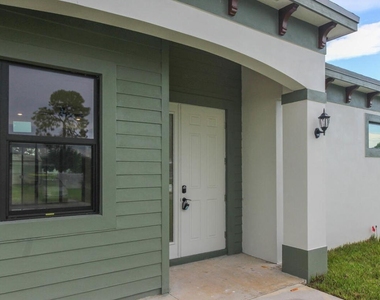 1143 Sw Estaugh Avenue - Photo Thumbnail 10