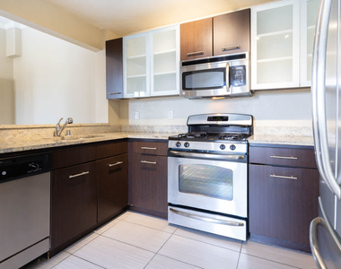 1710 N Fuller Ave - Photo Thumbnail 4