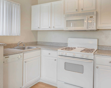 1710 N Fuller Ave - Photo Thumbnail 6