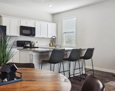 523 Powell Dr - Photo Thumbnail 3