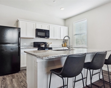 523 Powell Dr - Photo Thumbnail 6