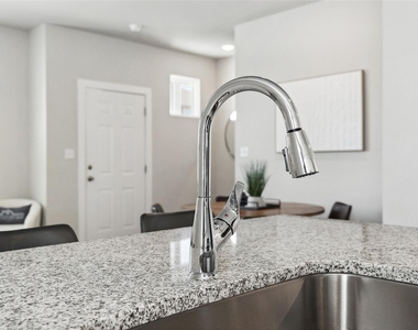 523 Powell Dr - Photo Thumbnail 11