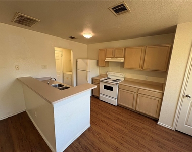 111 Cedar Grv - Photo Thumbnail 5