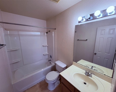 111 Cedar Grv - Photo Thumbnail 12