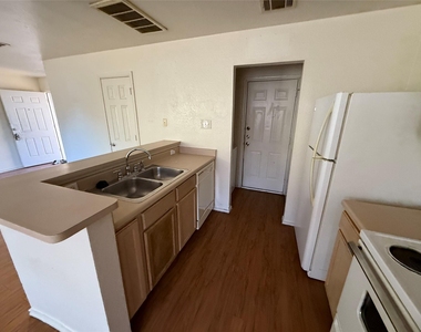 111 Cedar Grv - Photo Thumbnail 13