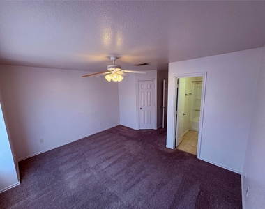 111 Cedar Grv - Photo Thumbnail 11