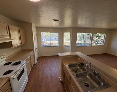 111 Cedar Grv - Photo Thumbnail 4